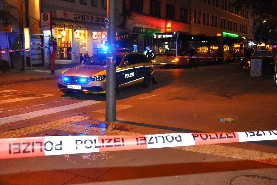Mann sticht auf 28-Jährigen ein, Opfer schwer verletzt: Polizei sucht nach Täter