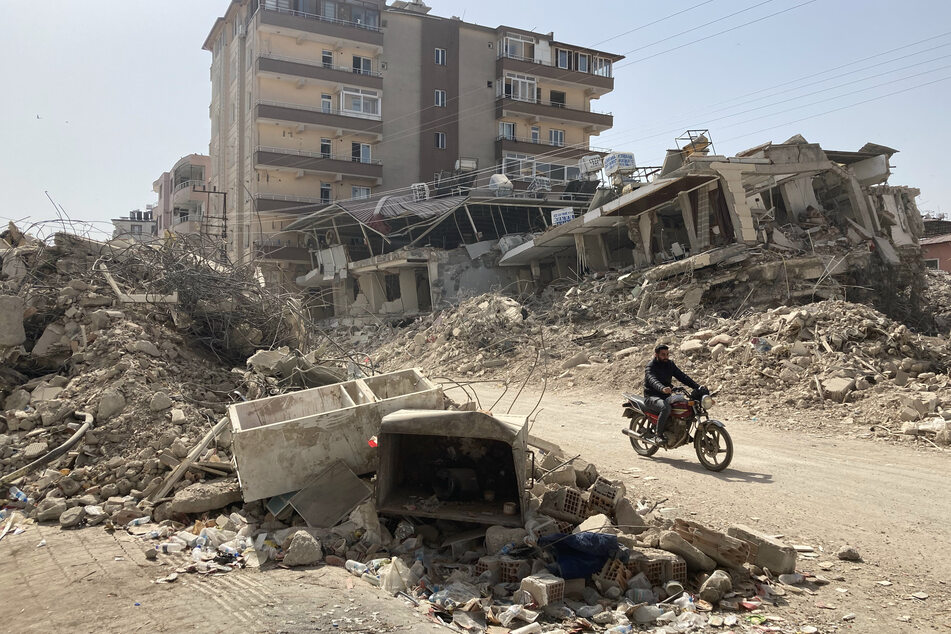 Durch das Erdbeben wurden viele Häuser zerstört. Menschen und auch Tiere lagen wochenlang unter den Trümmern.