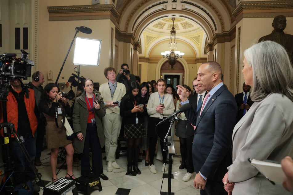 Democrats led by Hakeem Jeffries (2nd from r.) were joined by over a dozen Republicans, who rebelled against party leadership.