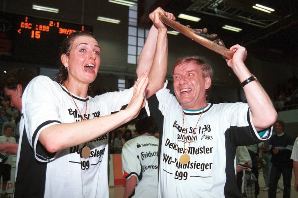 Eine unglaubliche Saison: 1999 holte der DSC das Double aus Pokal und Meistertitel unter Trainer Klaus Kaiser (71, r.) und mit Mittelblockerin Barbara Makowska (57, l.).