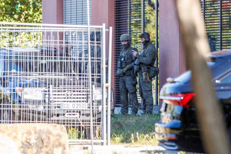 In schwerer Schutzmontur bereiten sich die Polizisten auf die Ankunft von Olaf Scholz (66, SPD) vor.