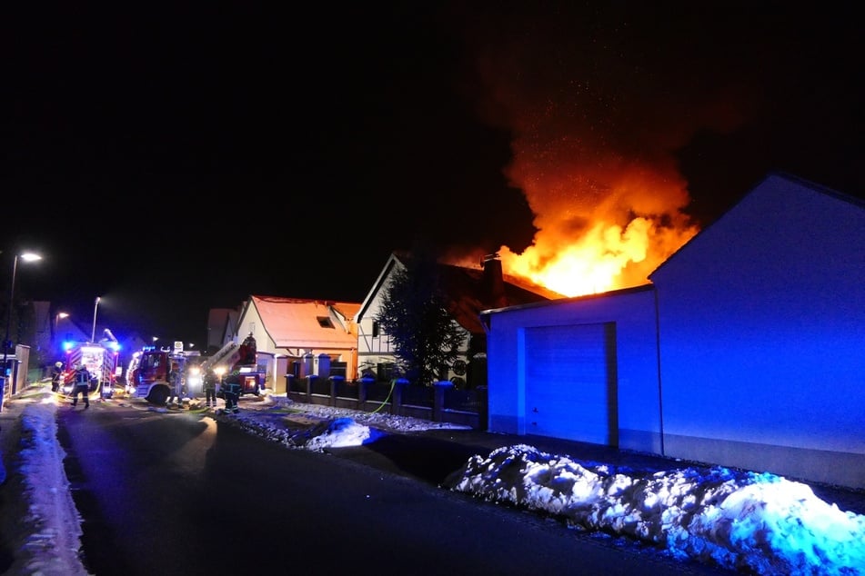 Als die Feuerwehr an Ort und Stelle eintraf, brannte das Gebäude schon lichterloh.