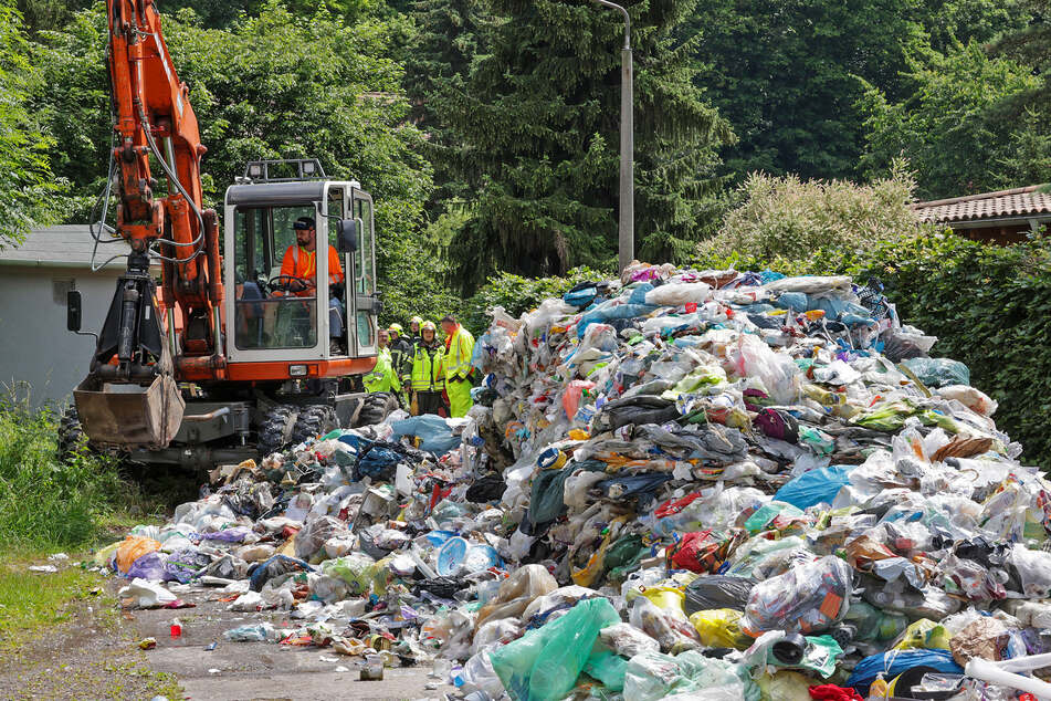 Müllfahrzeug-Ladung brennt in Lichtenstein