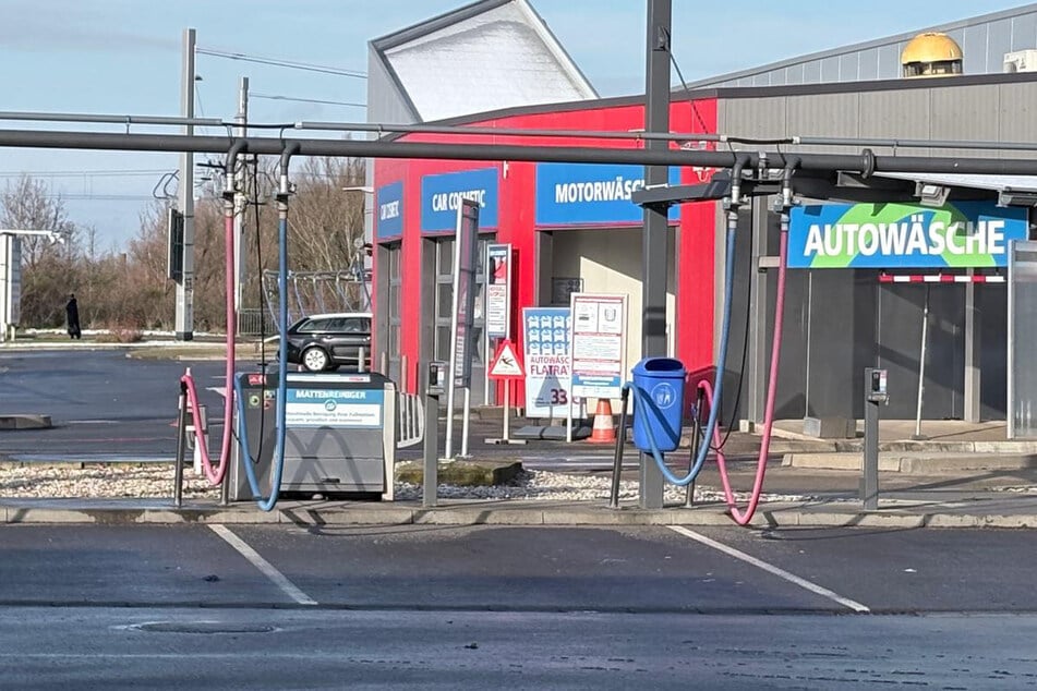 Der Dieb brach einen Geldwechselautomaten an der "Clean Car"-Waschanlage im Leipziger Westen auf. Allein der Sachschaden beläuft sich laut Polizei auf 11.800 Euro.