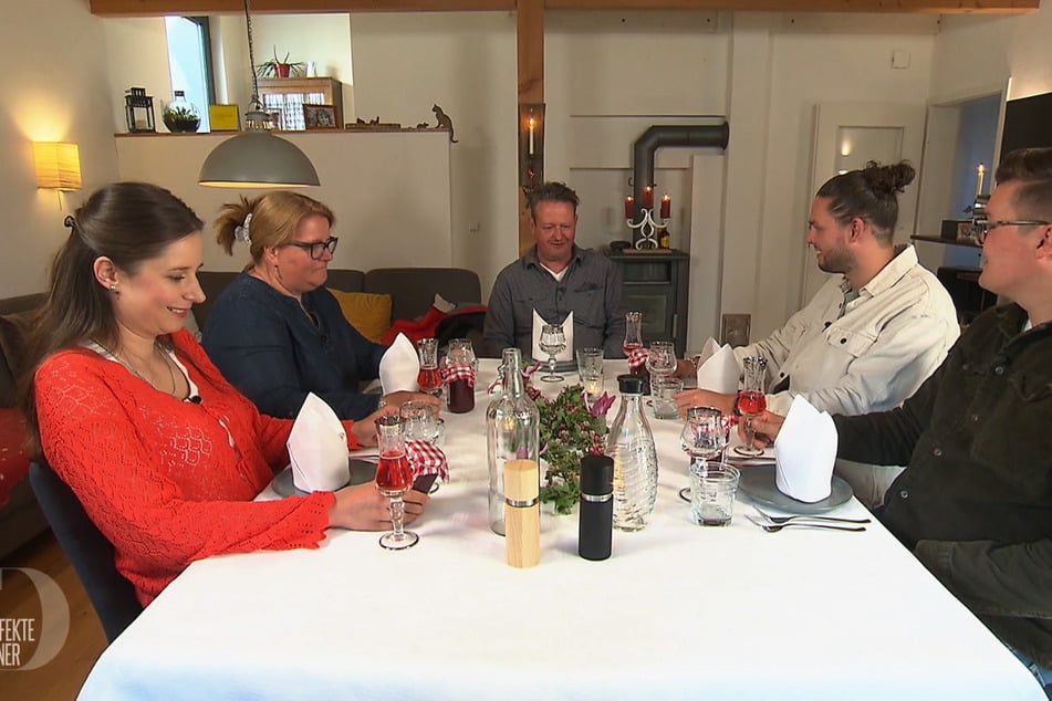 Die Gäste sind mit Ollis Dinner zufrieden. Perfekt ist es aber nicht.