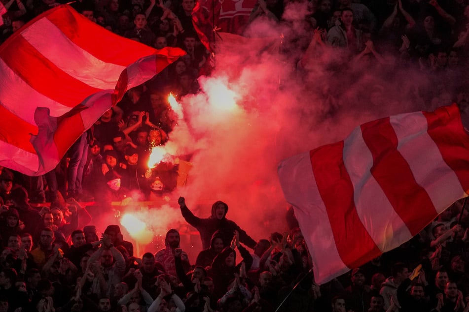 The burning of pyrotechnics is practically the order of the day in the Red Star fans' camp.