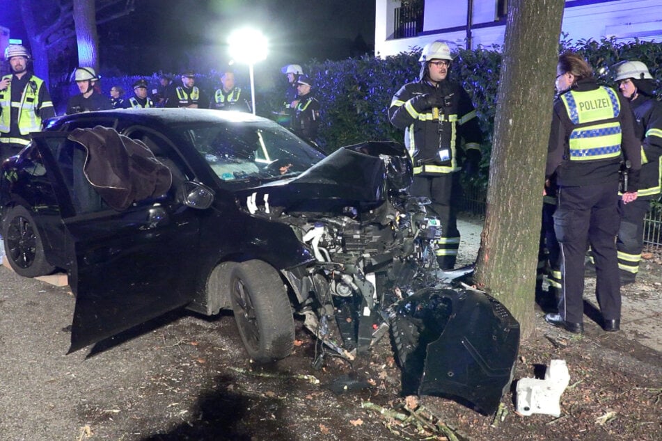 In Hamburg-Eppendorf ist am Samstagabend ein MILES-Auto verunglückt. Die drei Insassen wurden dabei teils schwer verletzt.