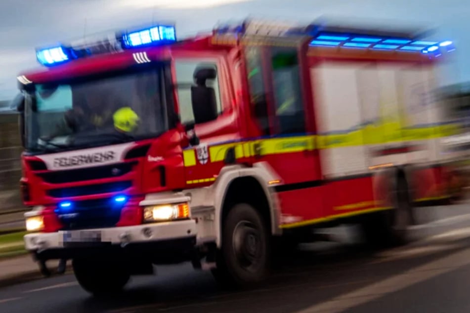 Wohnwagen brennt: Flammen greifen auf Scheune über, 25.000 Euro Schaden