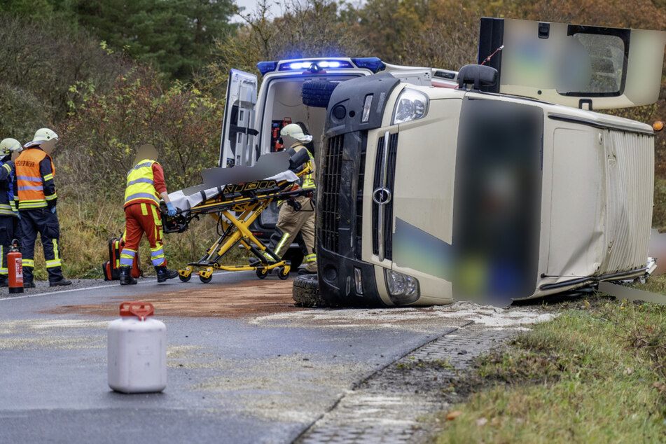 Er verlor die Kontrolle: Transporter-Fahrer (63) nach Unfall schwer verletzt