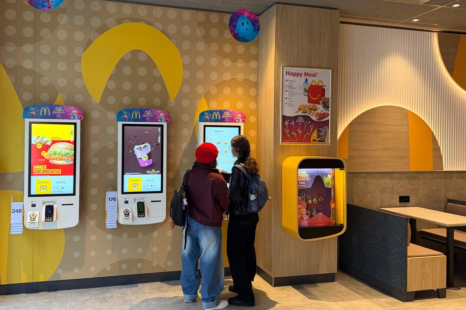 Auch in der Petersstraße wird weiterhin auf die Bestellterminals gesetzt. Man kann auch direkt mit dem Handy ordern.