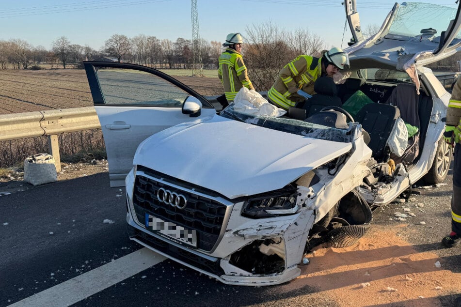 Unfall A39: Audi kracht mehrfach gegen Leitplanke: Frau eine Stunde lang eingeklemmt!