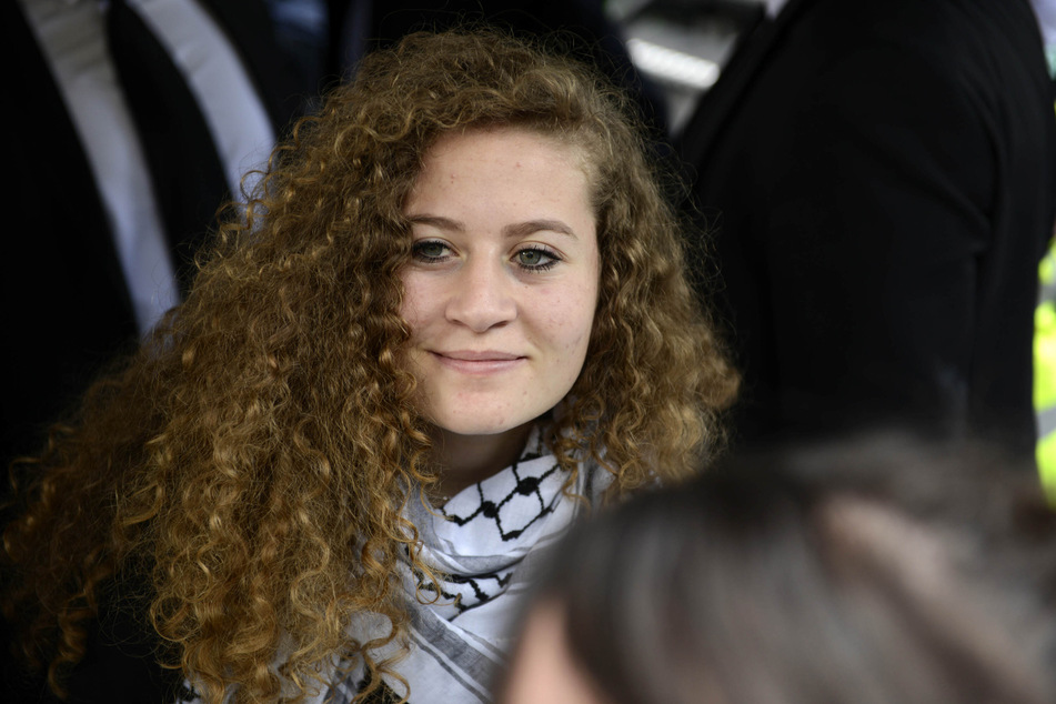 Tamimi gilt im arabischen Raum als Symbolfigur des Widerstands gegen die israelische Besatzung, Israel sieht sie seit Jahren als Provokateurin. 2018 war die damals 16-Jährige zu acht Monaten Haft verurteilt worden, nachdem sie einem israelischen Soldaten vor laufender Kamera ins Gesicht geschlagen hatte.