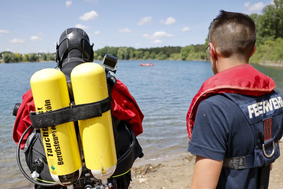 Der Mann (23) war Mitte Juni 2025 mit zwei Freunden mit einem Boot auf dem See unterwegs gewesen und untergegangen. Nun konnte ihn ein Taucher bergen. (Symbolfoto)