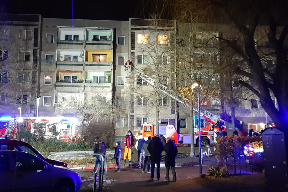 In einem Plattenbau in Paunsdorf stand am Samstagabend eine Wohnung in Flammen.