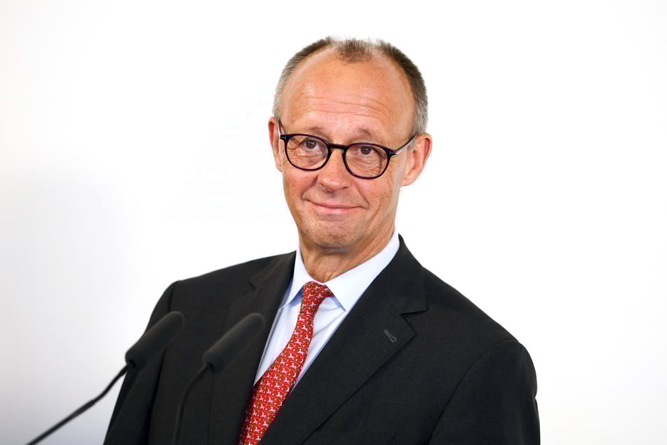 Friedrich Merz (69) hatte zuletzt die Entscheidung befürwortet, die Regenbogenflagge am CSD-Tag nicht am Bundestag zu hissen.