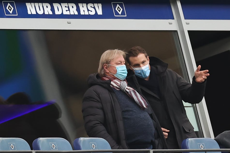 Marcell Jansen, zurückgetretener HSV-Präsident und HSV-Legende Horst Hrubesch (l), unterhalten sich auf der Tribüne.