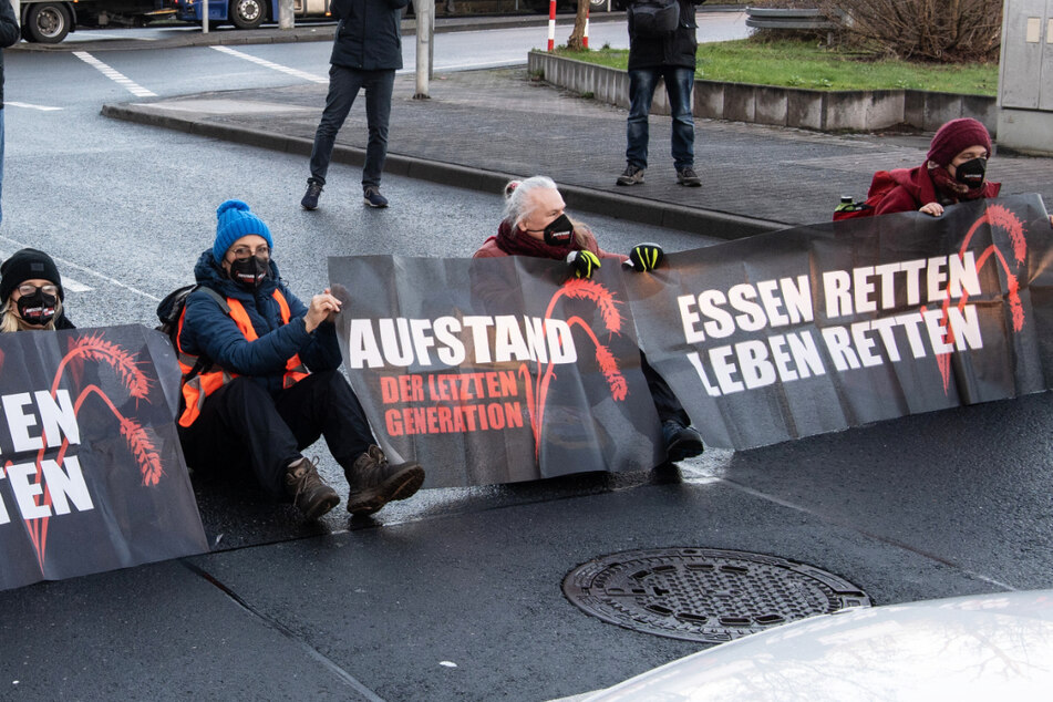 Aktivisten der Initiative "Letzte Generation" blockierten eine Zufahrtsstraße am Flughafen Frankfurt.