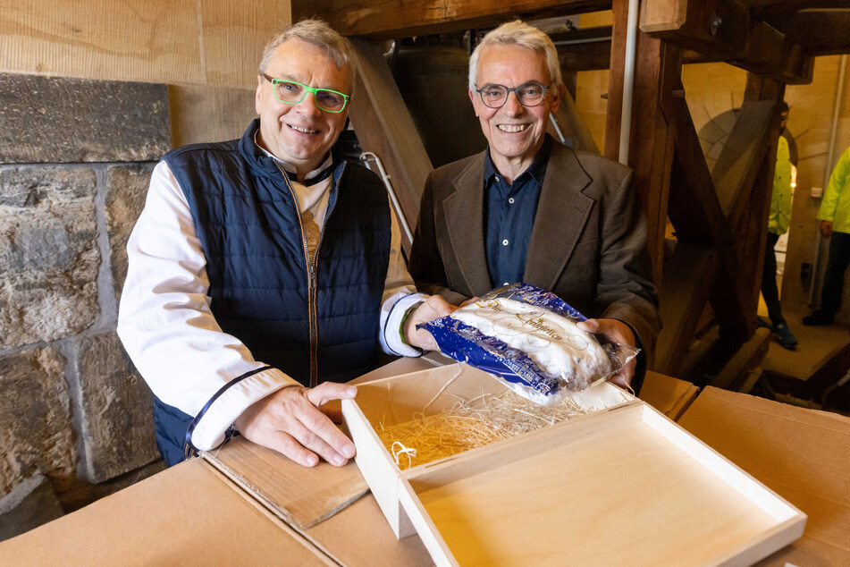 Zwei Stollen-Genießer: Bäcker Rüdiger Zopp (60, l.) und Pfarrer Markus Engelhardt (62).