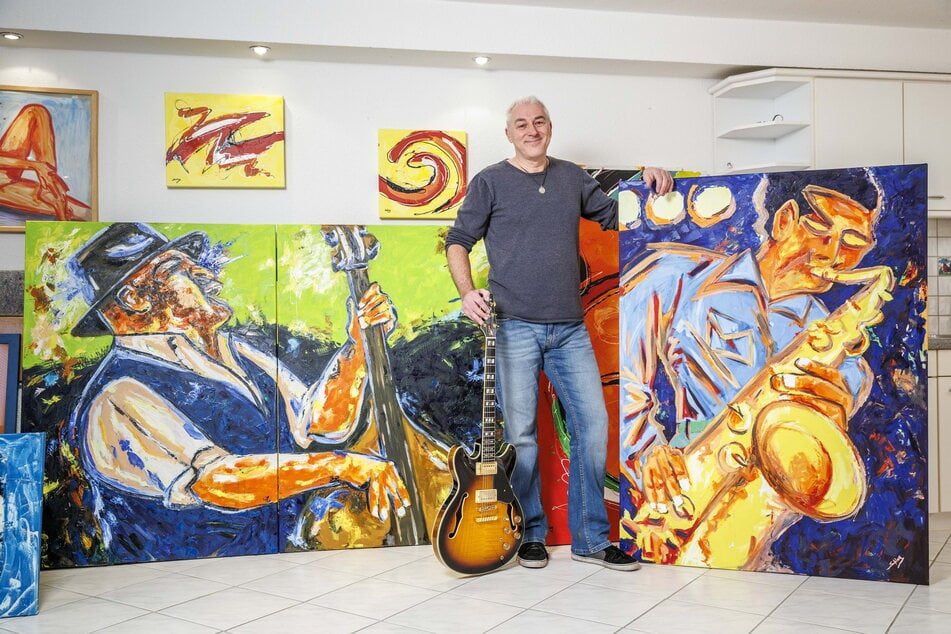 Reiner Schlag (61) beherrscht Gitarre wie auch Pinsel gleichermaßen: links das Bild "Big Bassplayer", rechts "Sachs o Phone".