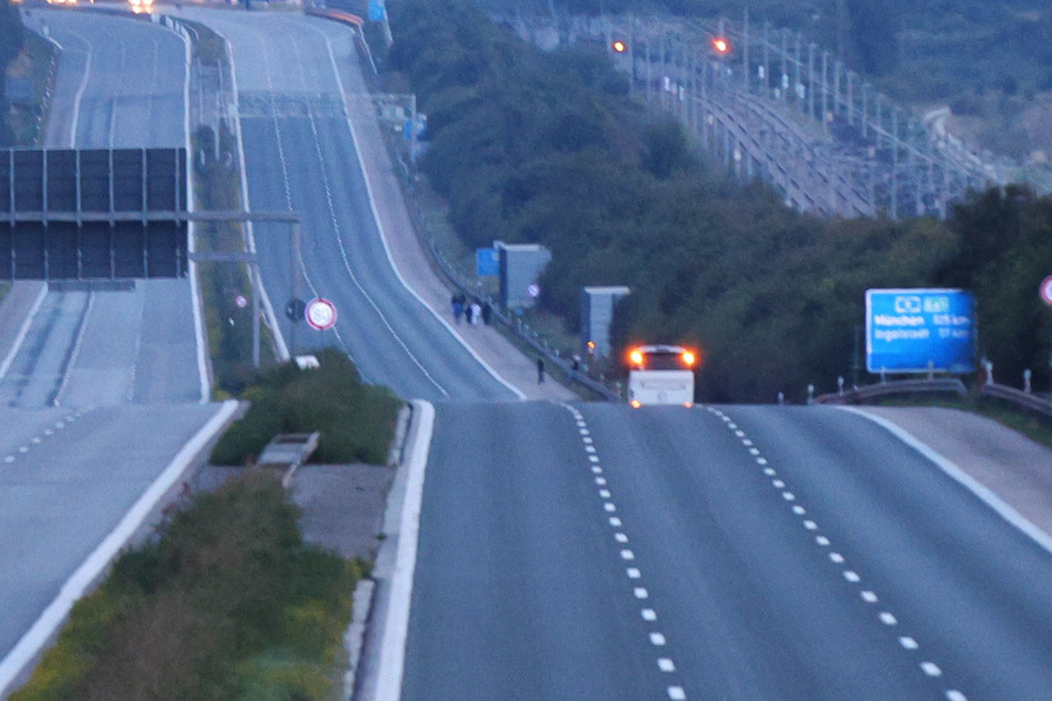 Der weiße Reisebus stand zwischenzeitlich auf dem Standstreifen.