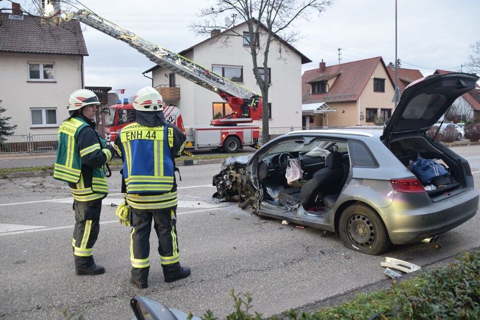 Der schwer beschädigte Audi stand nach dem Unfall mitten auf der Straße.