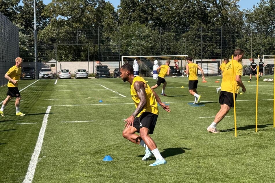 Brooklyn Ezeh (v.) fehlte nach dem Trainingslager-Test gegen Graz angeschlagen. Beim öffentlichen Training mischt er jetzt aber wieder mit.