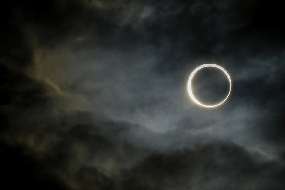 Die partielle Sonnenfinsternis sollte am Mittwochabend nur mit einem speziellen Augenschutz beobachtet werden.