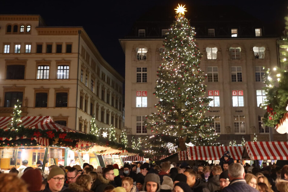 Seit Dienstag können Besucher endlich wieder über den Leipziger Weihnachtsmarkt schlendern. Am Abend erfolgte die feierliche Eröffnung samt Erleuchtung des großen Weihnachtsbaumes.