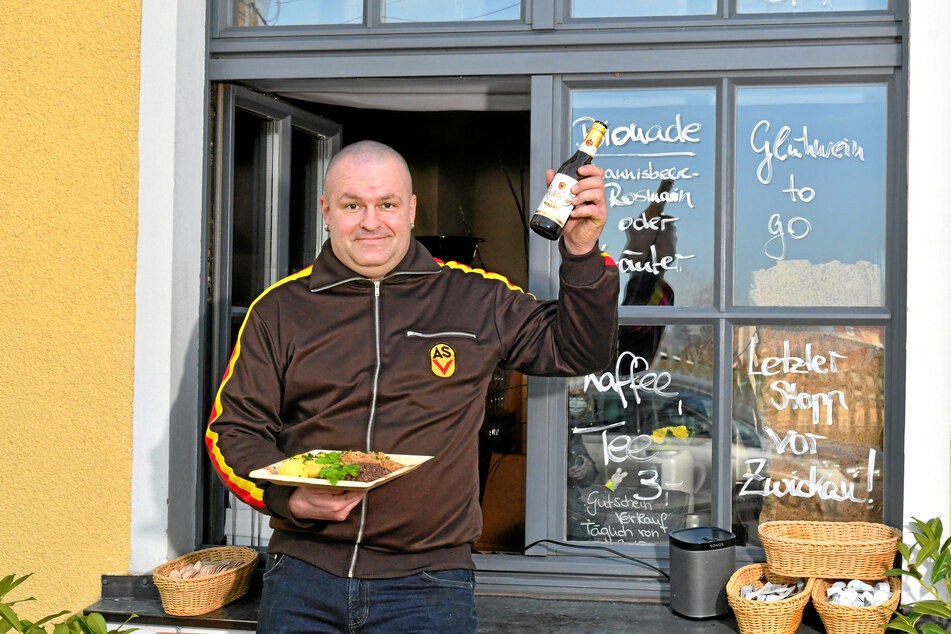 Wirt Marco Stelter (41) gibt das Essen in brauner NVA-Trainingsjacke aus.