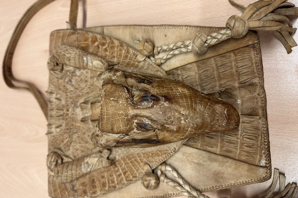 Der Düsseldorfer Zoll beschlagnahmte die Tasche, die aus dem streng geschützten Sumpfkrokodil gefertigt worden war.