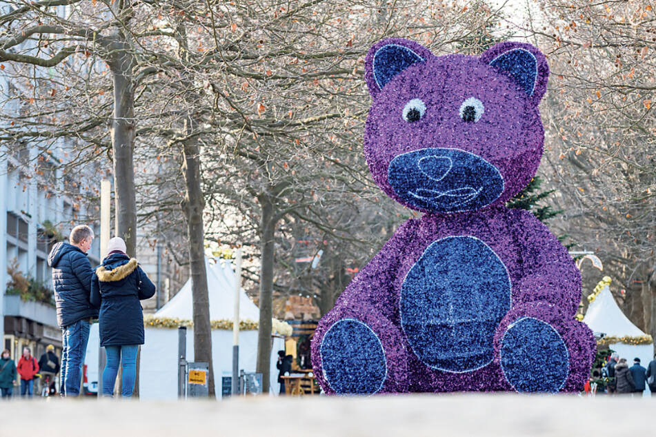 Der riesige Teddy auf der Hauptstraße ist ein beliebtes Fotomotiv.