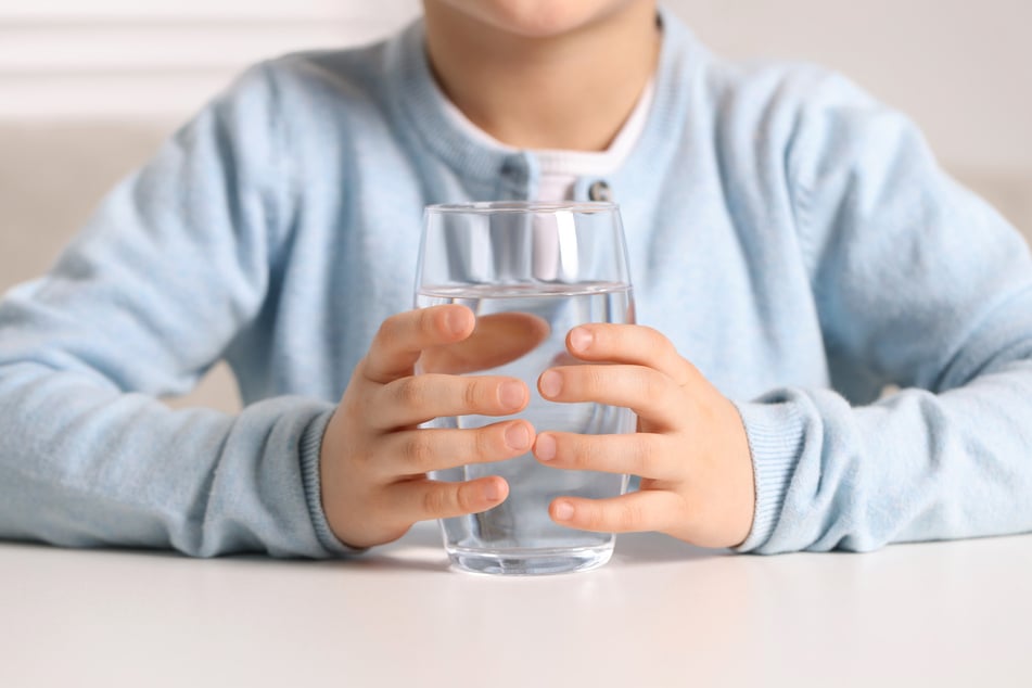 Seb (10) packte der Ehrgeiz und trank ganze 20 Gläser in unter zwei Stunden aus. Die Übelkeit war nur ein Vorbote von dem, was noch auf ihn wartete. (Symbolfoto)