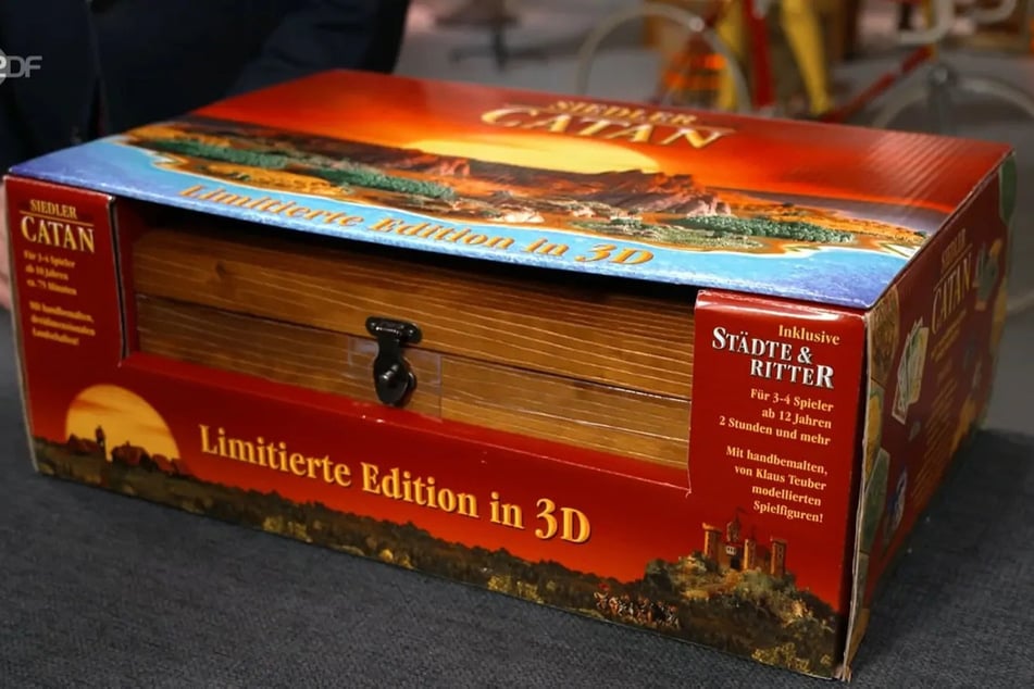 Mitgebracht hat der Marburger eine Sonderedition des Spiels "Die Siedler von Catan".