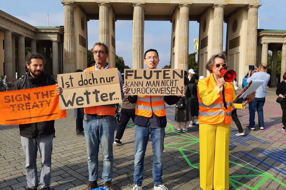 Marion Fabian (74, r.) von der Letzten Generation verlas die Thesen der Klimagruppe.