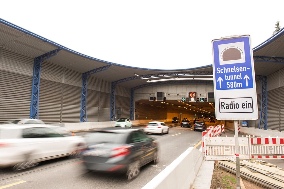 Wegen einer Wartung des Schnelsentunnels kann es ab Sonntagabend auf der A7 im Hamburger Norden zu nächtlichen Verkehrsbehinderungen kommen. (Archivbild)
