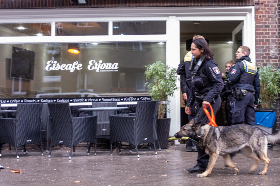 Mann kommt mit Schussverletzung in Klinik! Polizei durchsucht Eiscafé