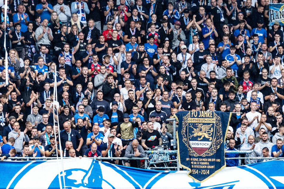 Das Ostseestadion ist restlos ausverkauft, die Dynamos dürfen sich also schon einmal auf ein gellendes Pfeifkonzert einstellen.