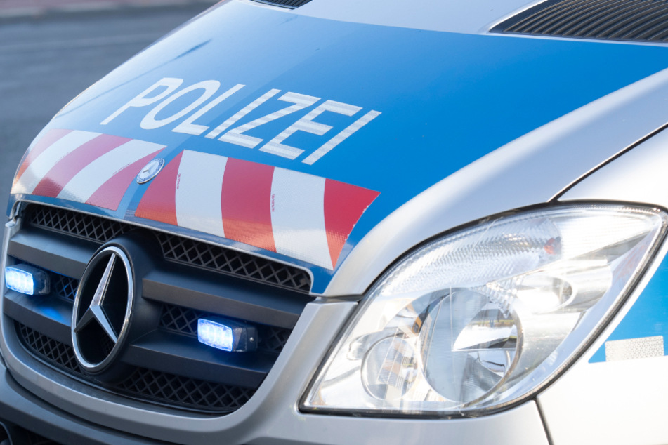 Ein 20-jähriger Fahrgast beleidigte einen Busfahrer (48) in Steglitz und verletzte vier Polizisten. Die Ermittlungen laufen. (Symbolbild)
