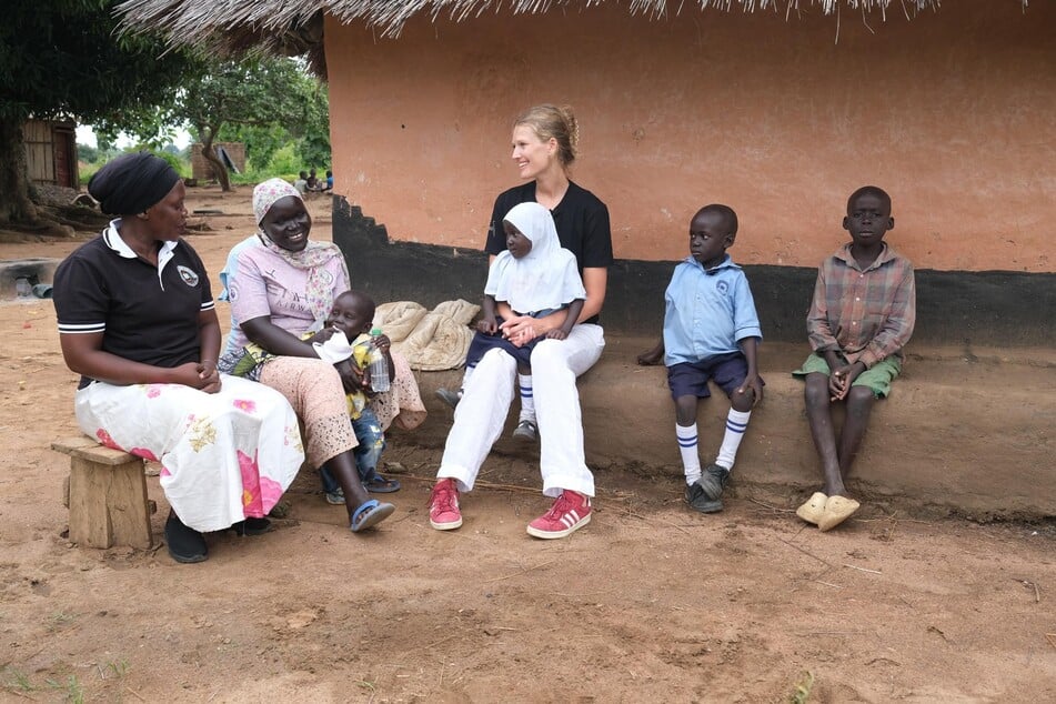Amana (25, soltera) cuenta su historia de vida al top model en Amuna Village (Uganda) como madre de cuatro hijos.