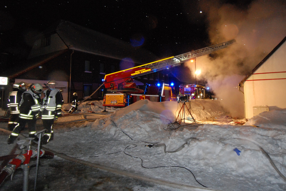 Bei einem Hausbrand im Landkreis Harz ist am Montagabend ein 26-Jähriger gestorben.