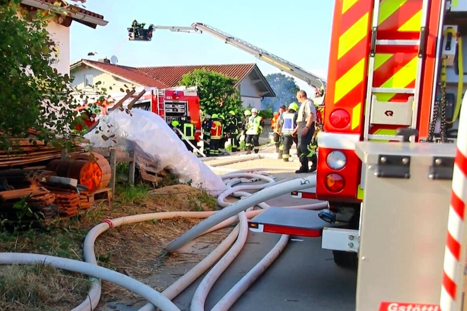 Einsatzkräfte der Feuerwehr beim Löschen des Holzplattenwerks in Johanniskirchen.