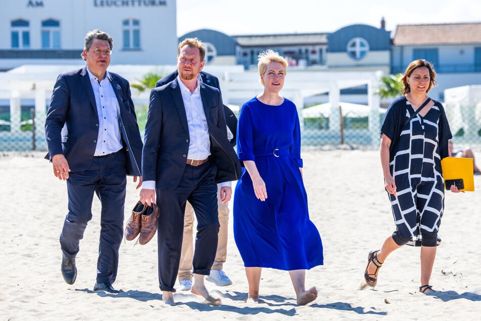 Ganz lässig spazierte Sachsen-MP Michael Kretschmer (49, CDU) mit seiner Amtskollegin aus Mecklenburg-Vorpommern, Manuela Schwesig (50, SPD), am Warnemünder Strand entlang.