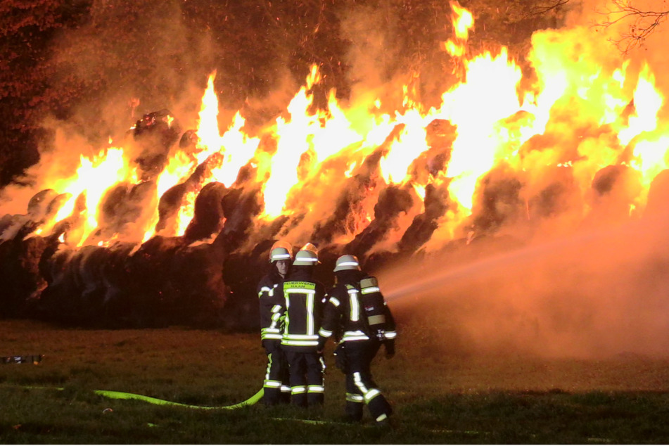 Strohlager in Haan bricht in Flammen aus: Feuerwehr bändigt Flammen-Inferno!