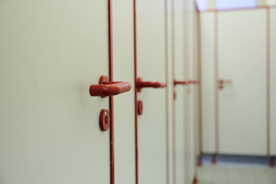 39-Jähriger stirbt auf Toilette am Arbeitsplatz, Familie fordert Entschädigung