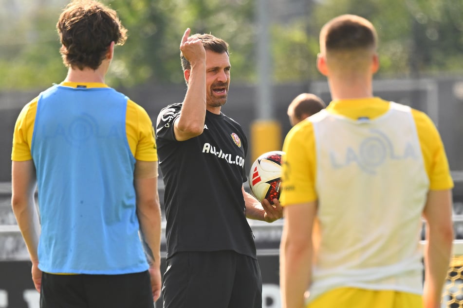 Konzentrierte Arbeit im Training: Trainer Thomas Stamm (43, M.) hatte einige aufzuarbeiten.