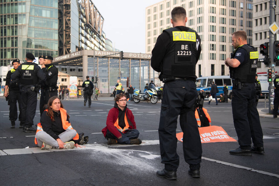 Die Aktivisten der "Letzten Generation" blockieren immer wieder die Straßen von Berlin, um auf ihr Anliegen aufmerksam zu machen.