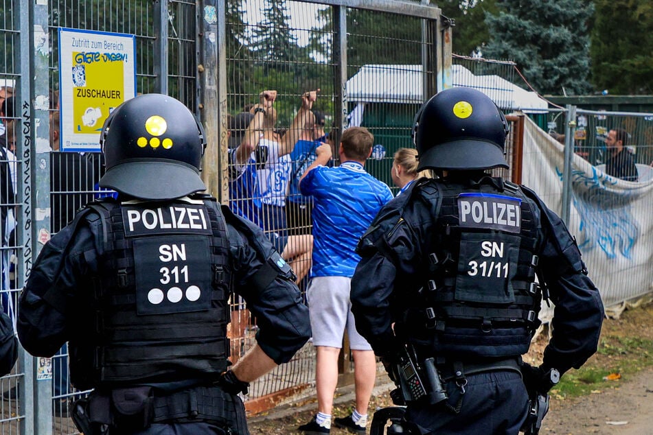 Vor dem Spiel versuchten Gästefans, über Zäune zu klettern.