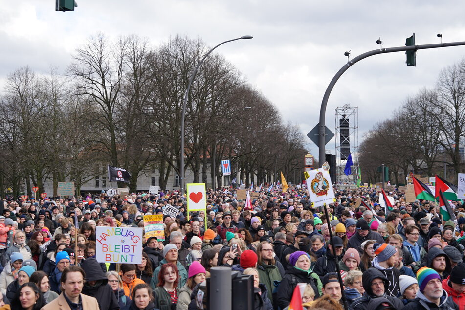 50.000 Menschen haben sich am Sonntag laut Veranstalter am Hamburger Dammtor versammelt.