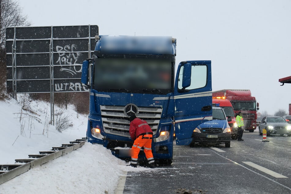 Wegen gesundheitlicher Probleme kam ein Lkw-Fahrer am Mittwoch von der A72 ab und verstarb wenig später (Symbolbild).