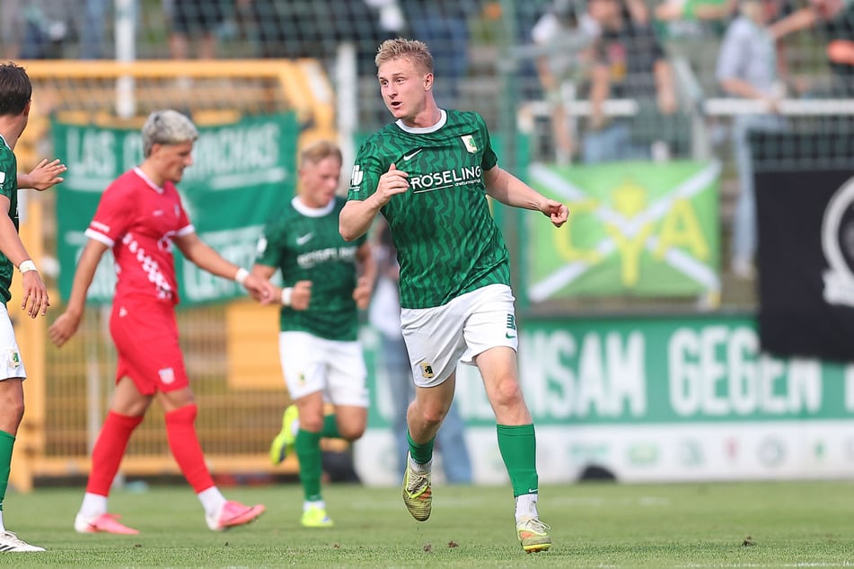 Mit sehr viel Glück durfte Chemie Leipzigs Philipp Kühn (23) die Partie gegen den FSV Zwickau zu Ende spielen.